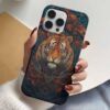 Ormandaki Sert Bakışlı Aslan Tasarımlı Silikon Telefon Kılıfı