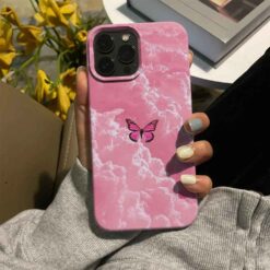 Pembe Bulutlar Ortasında Minimal Pembe Kelebek Baskılı Silikon Telefon Kılıfı