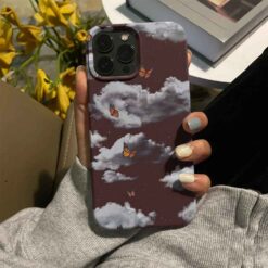 Kahve Rengi Gri Bulutlar Minimal Uçuşan Turuncu Kelebekler Baskılı Silikon Telefon Kılıfı