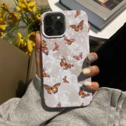 Beyaz Bulutlar Minimal Uçuşan Turuncu Parıltılı Kelebekler Baskılı Silikon Telefon Kılıfı