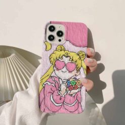 Ellerinde Çiçek Ve Kalpli Gözler Mutlu Olan Kız Pembe Renkli Silikon Telefon Kılıfı