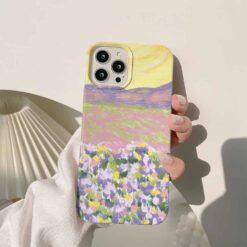 Mor Çiçekli Bahçe Mor Pembe Karışımı Dağlar Sarı Gökyüzü  Krem Renkli Silikon Telefon Kılıfı