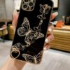 Siyah Renkli Kelebekler Desenli Bilek Geçmeli Parlak Zincirli Silikon Telefon Kılıfı